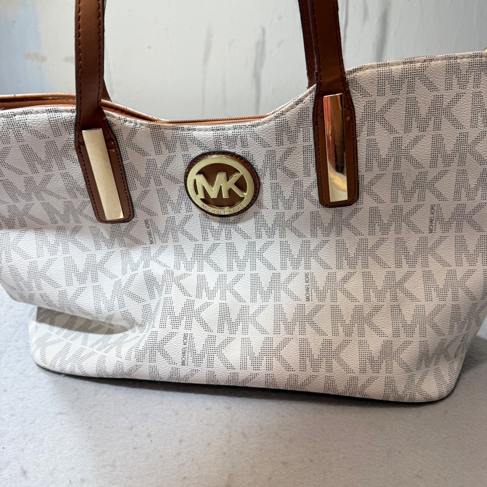 Michael Kors MK Signature Satchel – White/Vanilla‎ Logo, Top-Handle Tote Purse - Picture 4 of 13